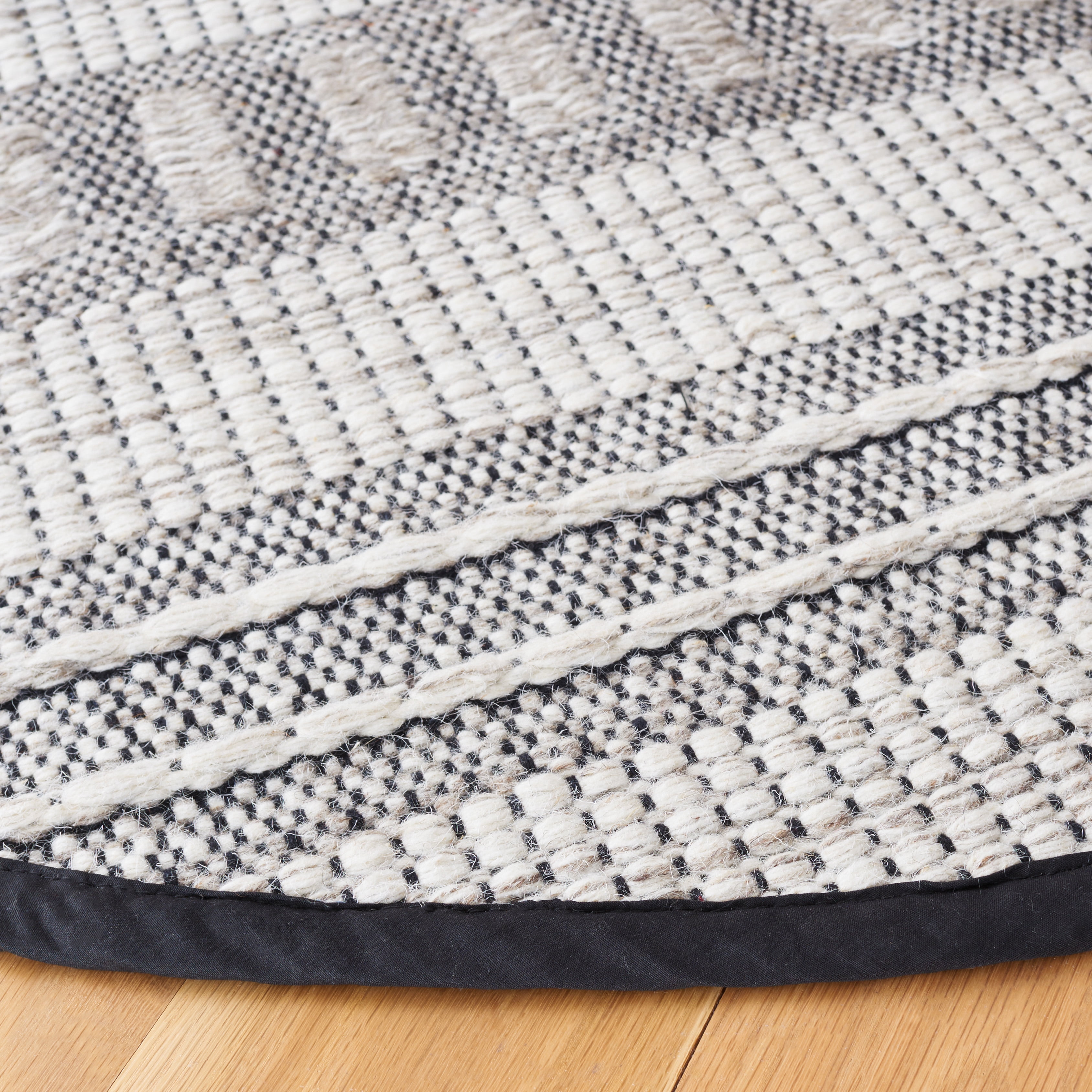 SAFAVIEH Natura Aindreas Geometric Area Rug, Grey/Black, 6' x 6' Round