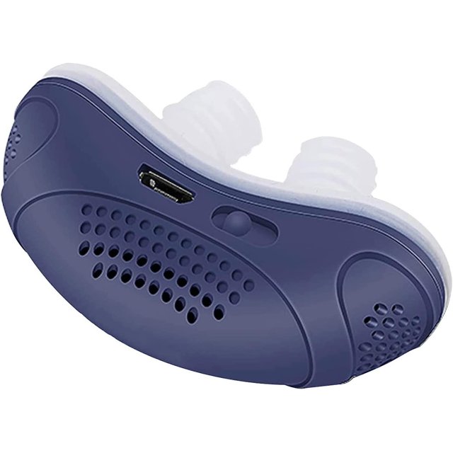 dilatadores nasales anatómicos zhang ming antirronquidos de silicona deportivo purificador de aire dispositivo antirronquidos eléctrico, vista 3/4 frontal, carcasa curva azul oscuro y blanco con orificios de ventilación y puerto micro-USB, dos puntas nasales ergonómicas de silicona blanca, superficie lisa con áreas perforadas, diseñado para facilitar la respiración nocturna; también suele usarse como ayuda portátil para mejorar la respiración durante el ejercicio.
