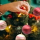 thumbnail image 4 of Pack de 12 bolas de adornos para árbol de Navidad | Decoración navideña de plástico multicolor • Colgante colgante de 1,6" • Esferas clásicas resistentes a rotura rojas y blancas para decoración, 4 of 6