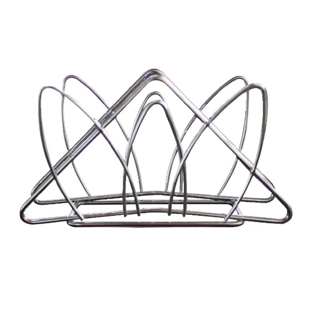 Servilletero Mesa Acero Cromado Resistente Plata Brang. Vista frontal centrada de servilletero de alambre cromado plateado con silueta triangular y arcos repetidos; estructura abierta para servilletas de mesa. Medidas 15 x 4.2 x 8.5 cm. También suele usarse para organizar servilletas y papeles pequeños en la cocina.