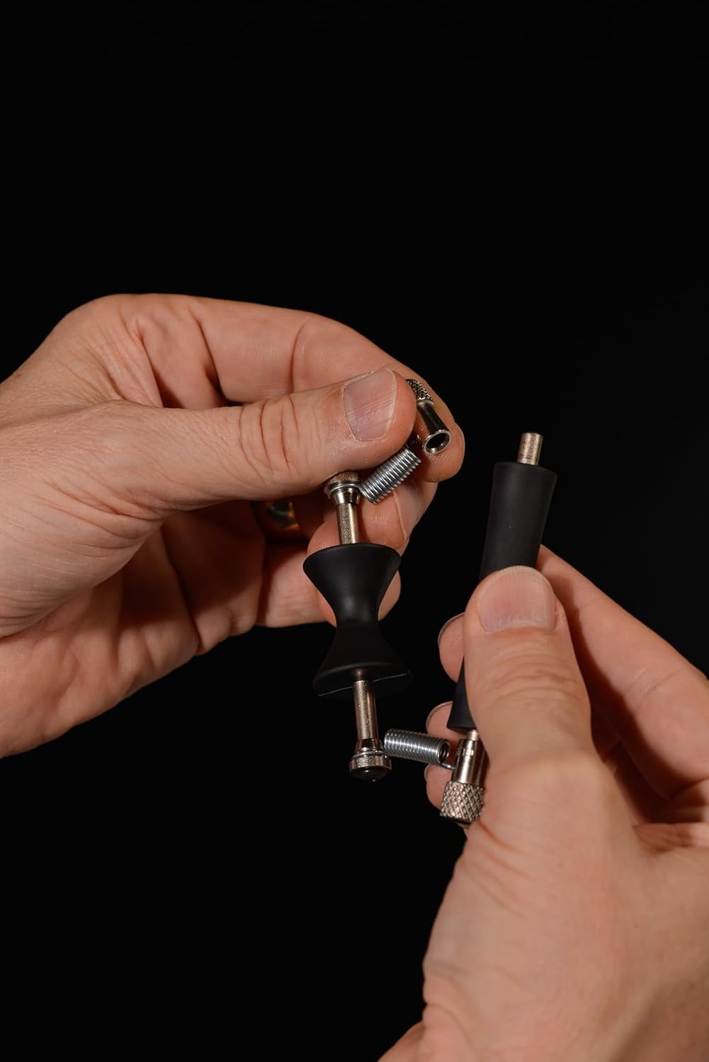 Guitar capo, electric guitar, folk guitar, acoustic guitar, sliding capo, scrolling capo, practical guitar