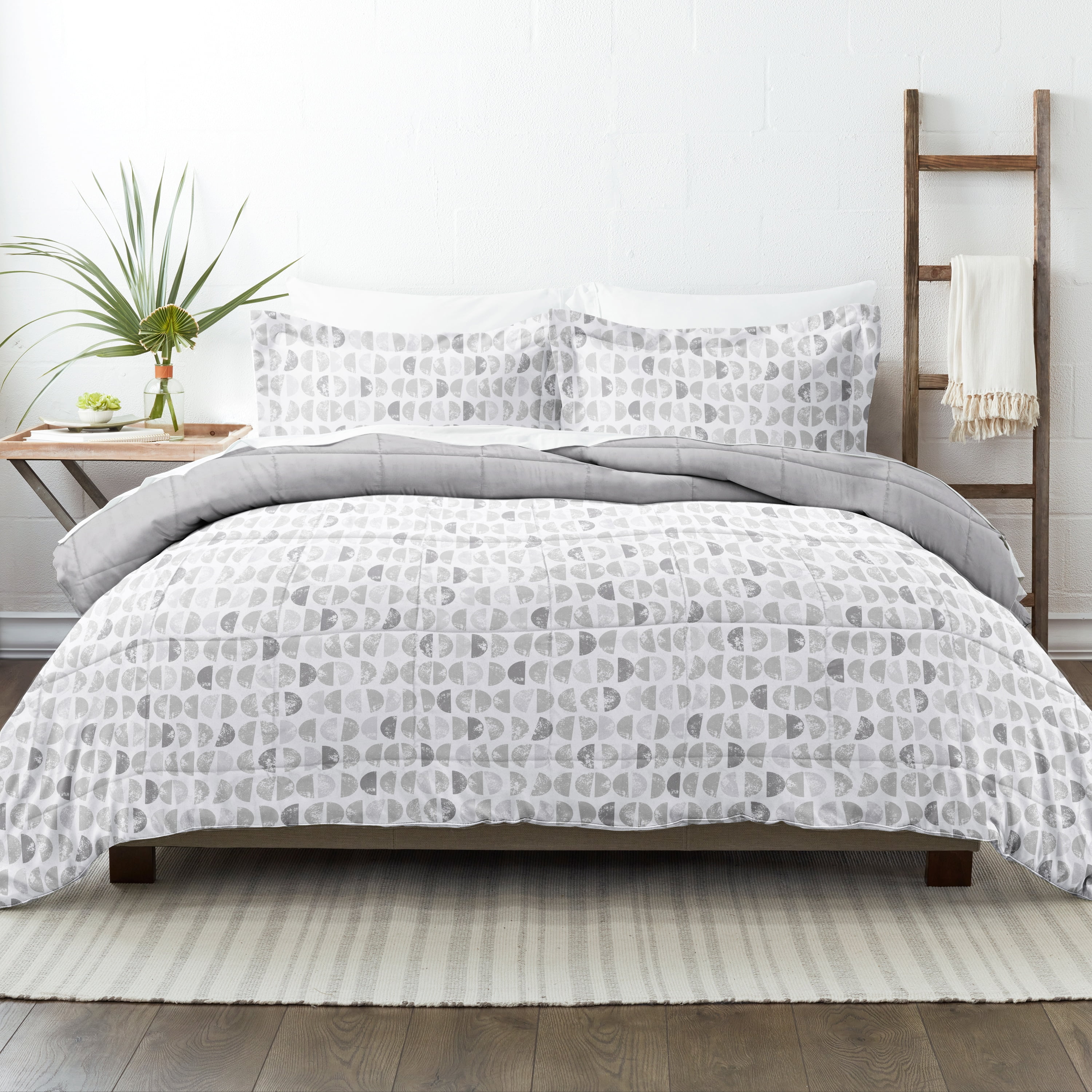 Noble Linens 3-Piece Light Gray Moonlight Stars Reversible Print Comforter Set, Full/Queen