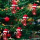 thumbnail image 3 of Colgante de árbol de Navidad de acrílico 2D con letras | Juego de 26 adornos con iniciales del alfabeto para decoración navideña, 3 of 6
