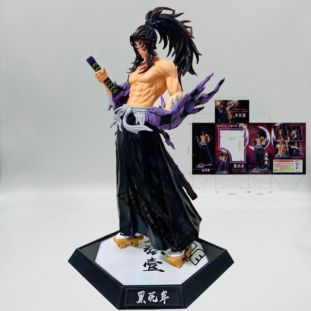 figura de anime de gk tsugikuni yoriichi, figura de acción de demon slayer de 26cm: vista frontal 3/4 de figura de PVC de 26 cm que muestra a Tsugikuni Yoriichi sin camisa con cabello largo atado, espada envainada en la mano derecha y detalle morado texturizado en el antebrazo; base octogonal negra con caracteres japoneses y caja de venta al fondo; a menudo usada para exhibición de colección.