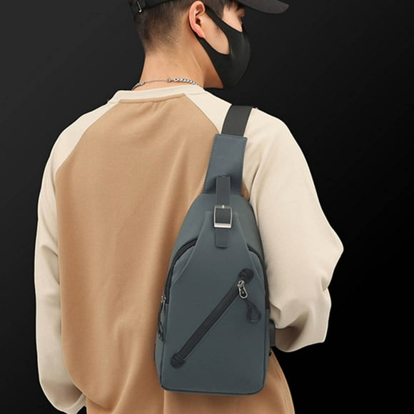 Bolso pectoral bandolera para hombre | Puerto de carga USB | Cremallera antirrobo | Tela ligera | Correa acolchada ajustable | Múltiples bolsillos | 11.8"x6.3"x2.36" | Negro | Gimnasio de viajes Uso