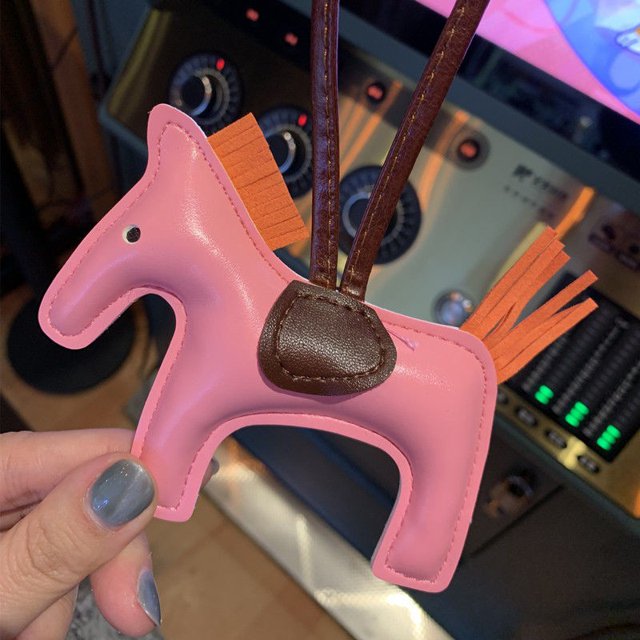 Ada Home Nuevo Estilo Angel Horse Cute Borla Clásico Pony Colgante Europeo Americano Moda Bolsa Hombres Mujeres Coche Accesorios De Gao Jiahui unisex