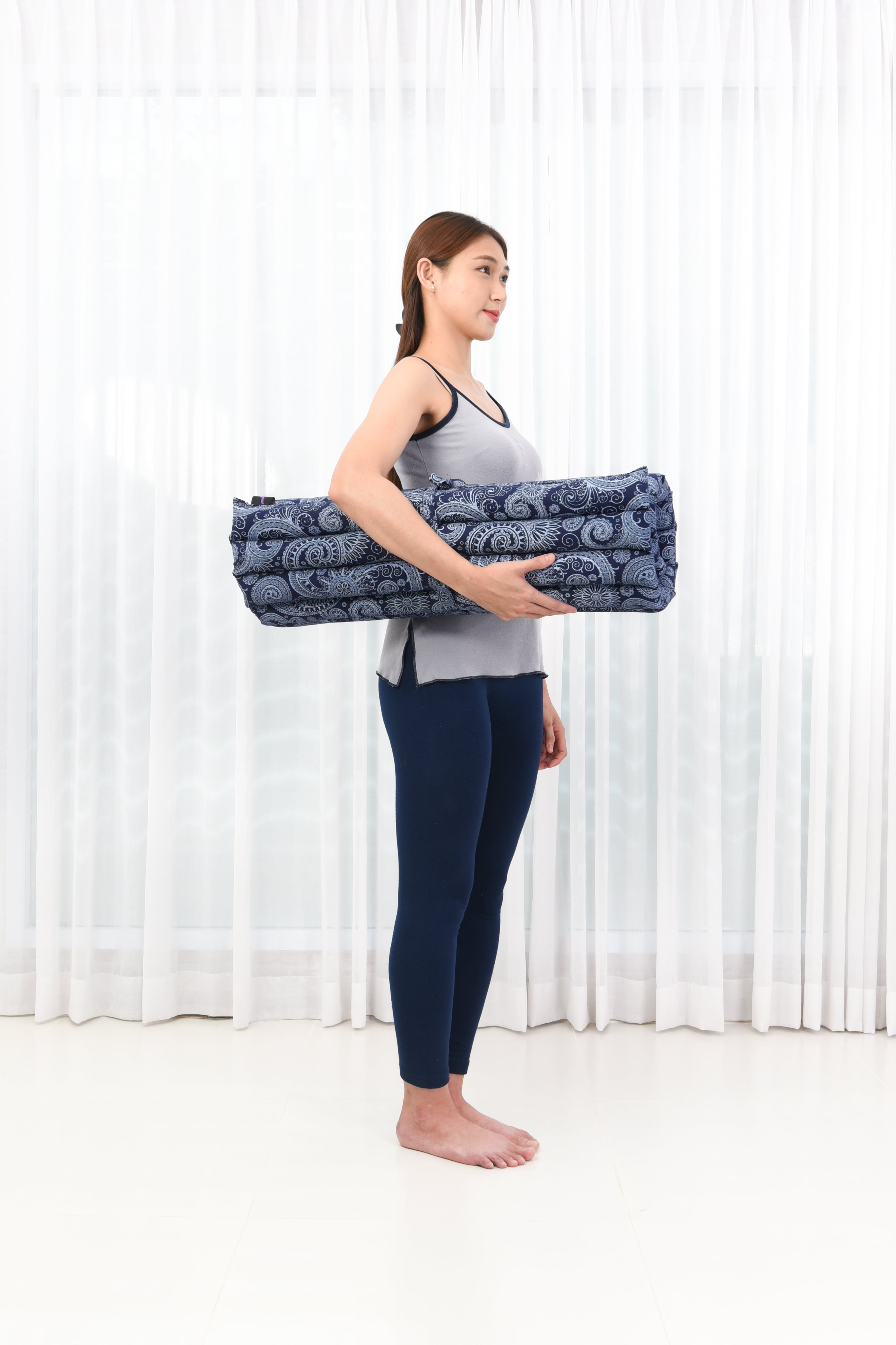 Leewadee Zabuton Seating Cushion – Square Floor Seat for Meditation Exercises, Light Yoga Mat Filled with Kapok, 28 x 28 inches, Blue White