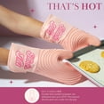 thumbnail image 3 of Juego de guantes para horno Paris Hilton That's HOT, resistentes al calor, color rosa, 3 of 7