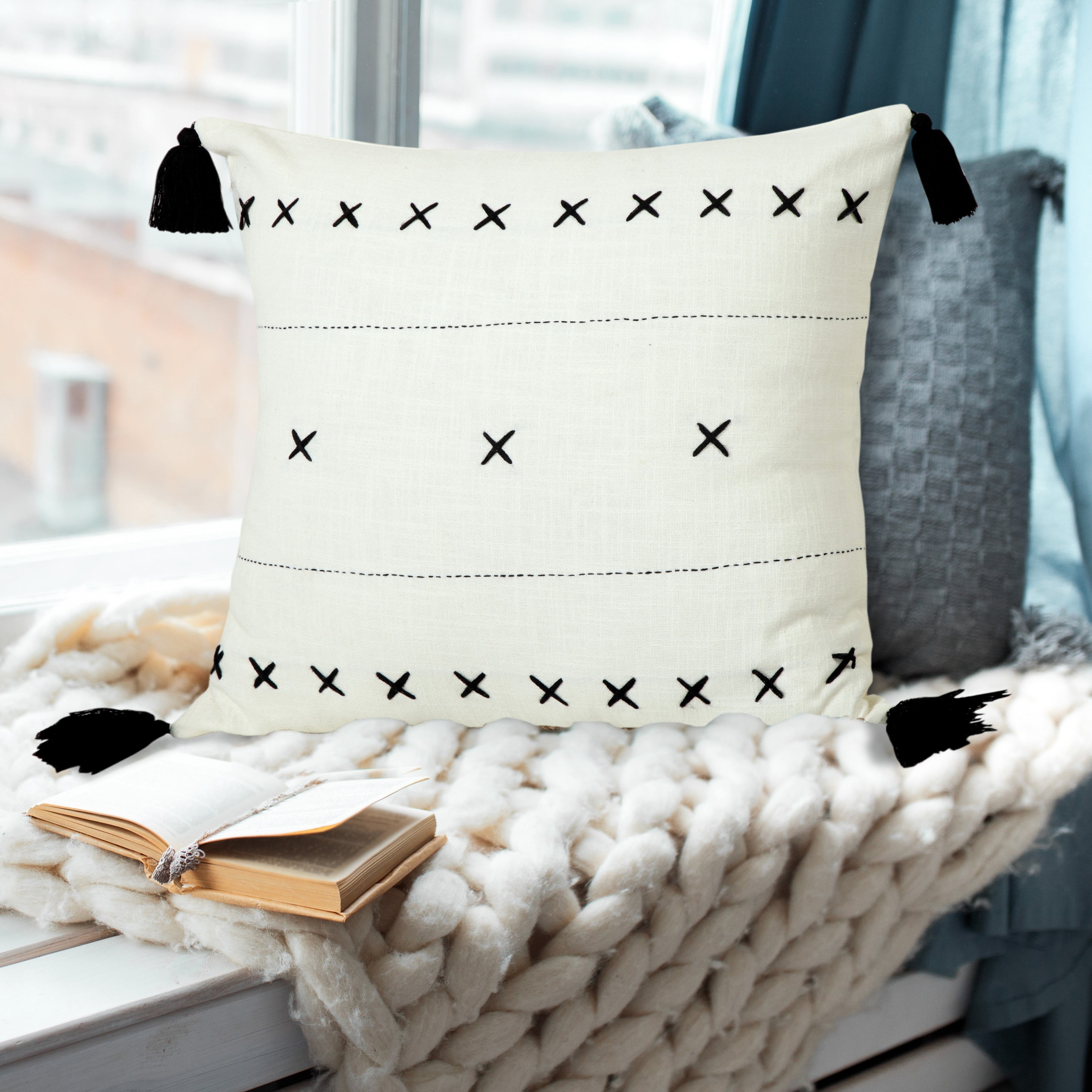 Ox Bay 20" x 20" Hand-Woven White/ Black Geometric Organic Cotton Pillow Cover
