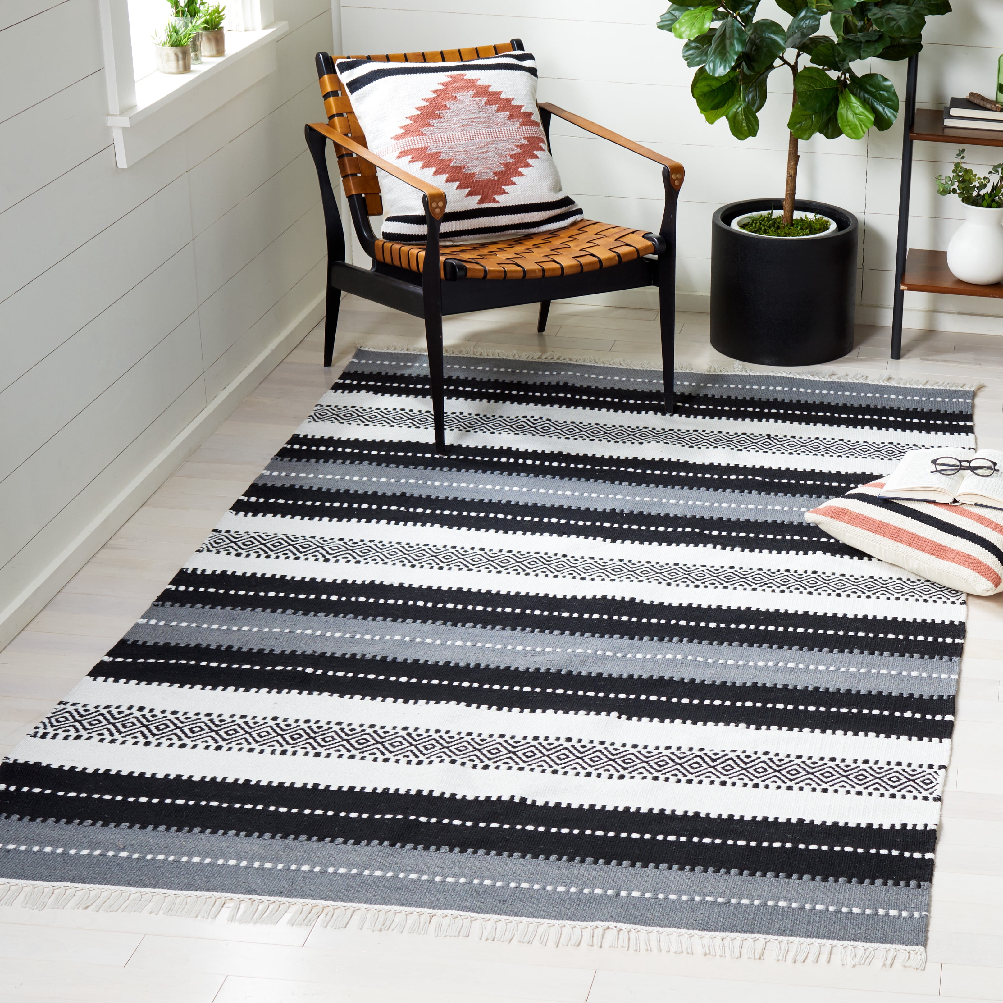 SAFAVIEH Striped Kilim Emma Striped Polyester Area Rug, Black/Ivory, 7' x 7' Square