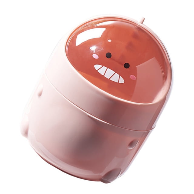 ideanategrate bote de basura pequeño rosa para uso doméstico con compacto y práctico — bote de basura de escritorio rosa, vista 3/4 frontal con tapa abatible translúcida y rostro impreso; cuerpo cilíndrico pequeño en plástico PP con base de pies redondeados; para escritorio, baño, dormitorio u organizador de pañuelos y residuos pequeños.