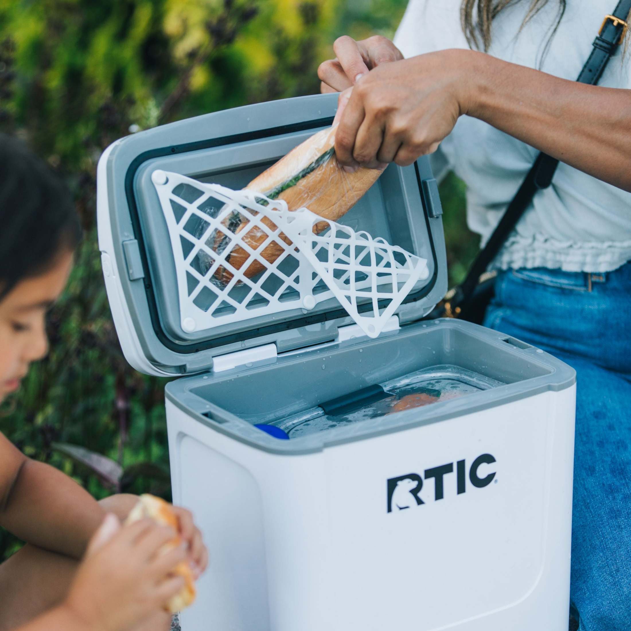 RTIC Hielera rígida personal Road Trip de 8 cuartos, para 12 latas, blanca y gris 8