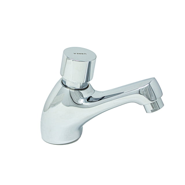 llave individual temporizadora tipo push baño lavabo Urrea plata, vista frontal 3/4 de grifo temporizado para lavamanos con cuerpo cromado y mango cilíndrico con logo, boquilla inclinada con aireador visible; temporizador de 8 segundos, gasto ecológico <1.9 l/min y resistencia a la corrosión, adecuada para edificios de 1 a 12 pisos; también suele usarse en lavabos de áreas de alta afluencia.