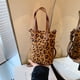 thumbnail image 4 of Bolso Mano Hombro Mujer Ante Correa Ajustable para Viajes, 4 of 8