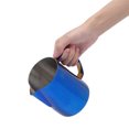 thumbnail image 4 of Jarra de café Titanize de acero inoxidable de 600 ml para espumar leche, ideal para latte art, color azul, 4 of 10