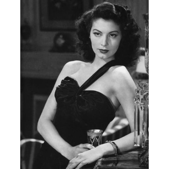 Ava Gardner - Leaning Photo Print (8 x 10)