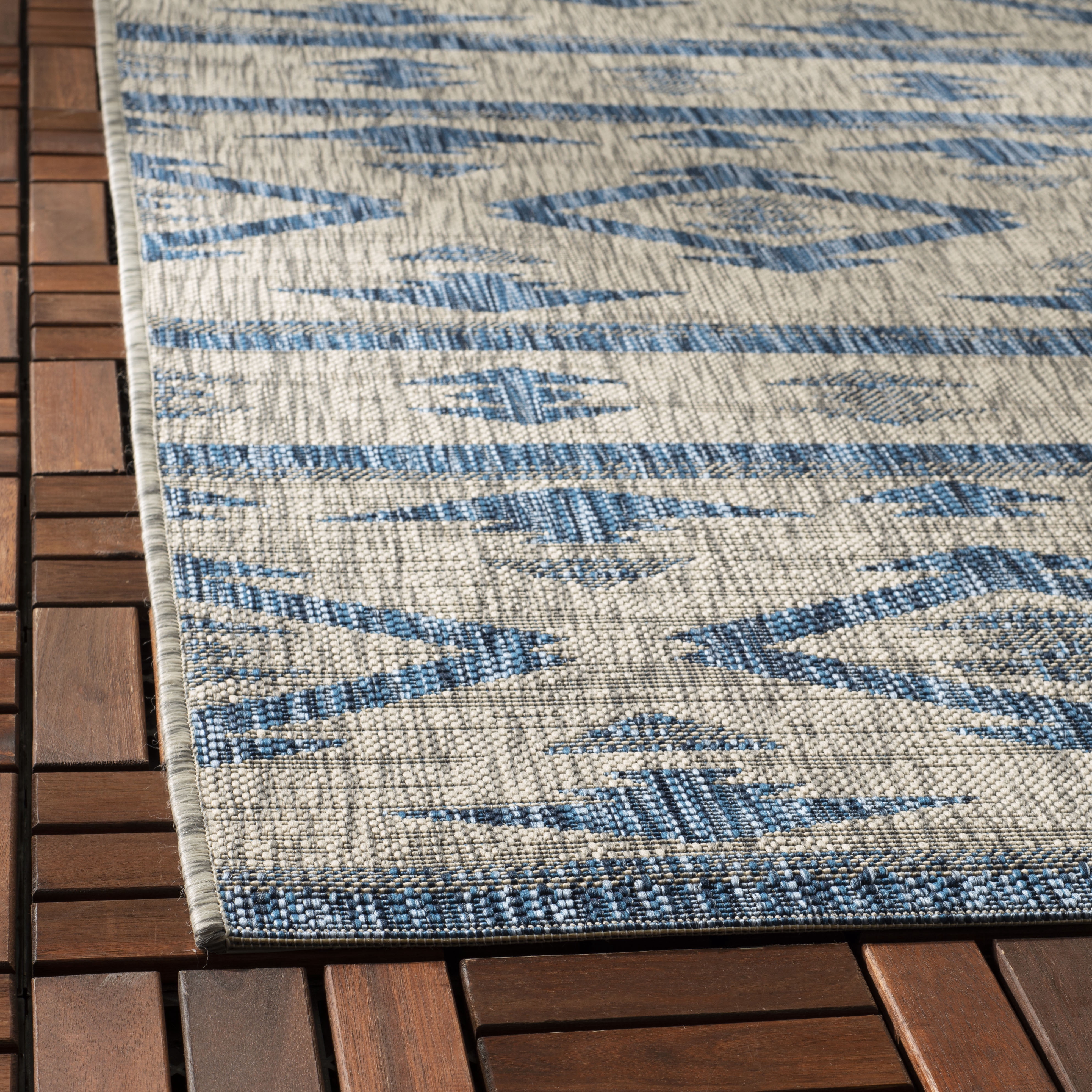SAFAVIEH Courtyard April Geometric Indoor/Outdoor Area Rug, Grey/Navy, 5'3" x 7'7"