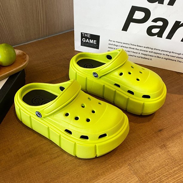 Sandalias con dijes a la moda para mujer, zapatos de zueco para exteriores, zapatillas de suela gruesa, sandalias de verano de alta calidad para niñas, 2023 qym unisex