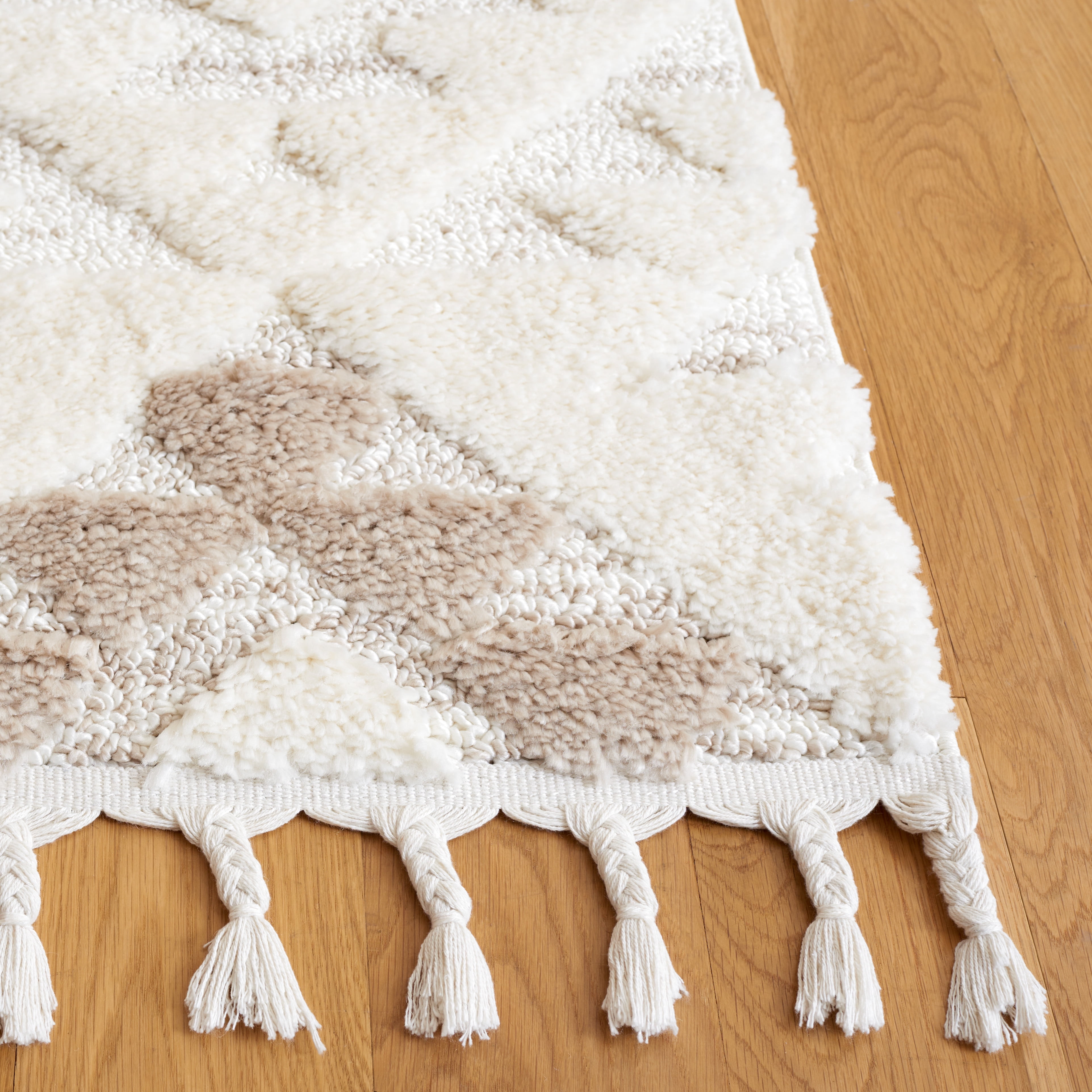 SAFAVIEH Moroccan Tassel Larry Geometric Shag Area Rug, Ivory/Beige, 6'7" x 9'2"