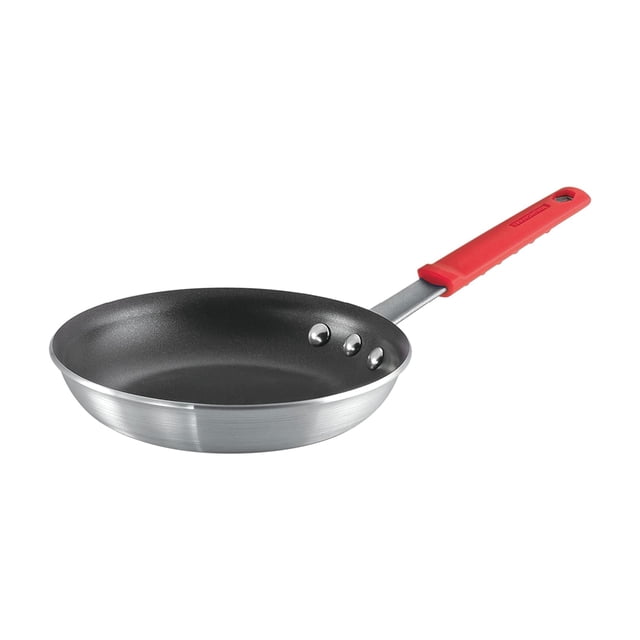 sartén pequeña antiadherente tramontina professional de 8 pulgadas, de aluminio de calibre grueso con revestimiento antiadherente reforzado, mango rojo, apta para lavavajillas y horno. Vista 3/4 frontal de una sartén Tramontina de 8" con base de aluminio cepillado y interior negro con revestimiento antiadherente reforzado; tres remaches metálicos visibles y mango ergonómico rojo con orificio para colgar. Fondo plano compatible con cocinas de gas, eléctricas y vitrocerámicas, apta para horno hasta 204 °C; ideal para cocinar huevos y tortillas. Su tamaño compacto también la hace adecuada para porciones individuales o para usar en cocinas portátiles.