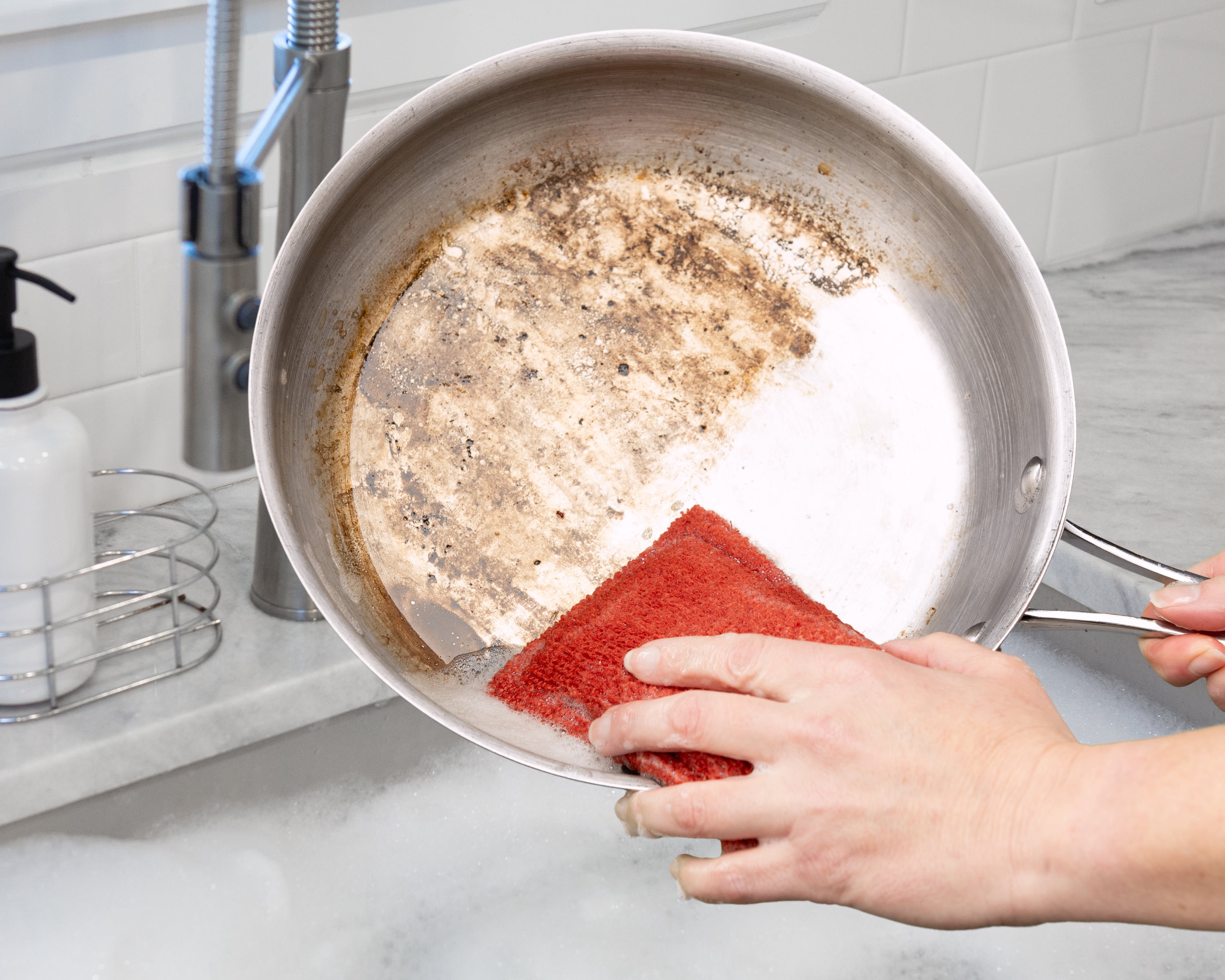Mainstays Sponge Scrubbers, 4.5 x 5 inches, 100% Cotton Shell, 2 Count per Pack, Red