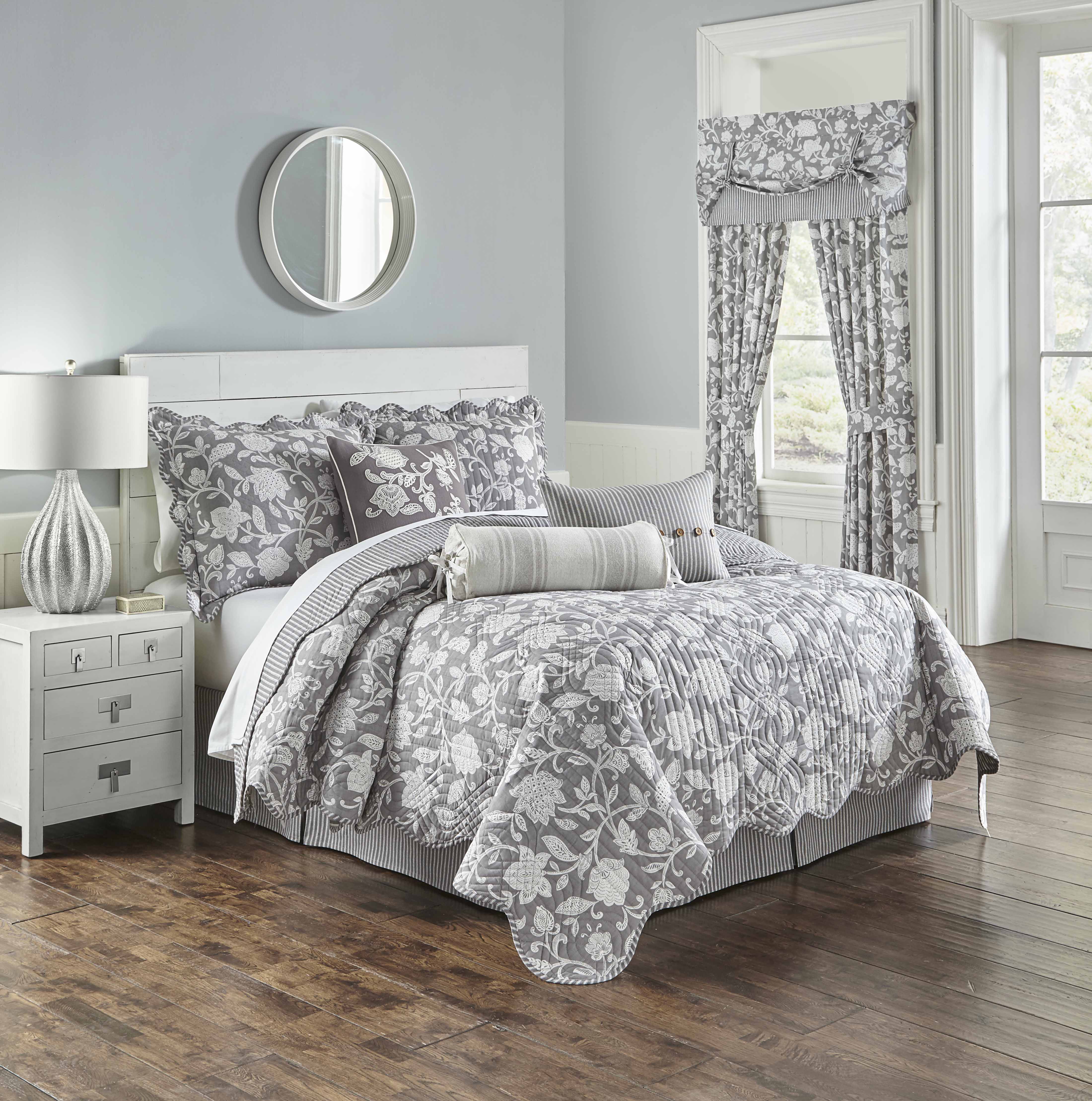 Waverly Stencil Vine Reversible Piece Quilt Set - Full - Queen