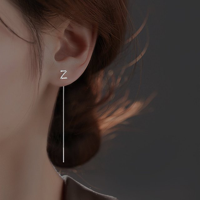 Pendientes de plata de ley Heldig con letras en forma de línea para mujer