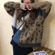 thumbnail image 4 of Suéter de Punto con Cuello Redondo y Larga para Mujer, Otoño e Invierno, con Estampado de Leopardo y Bloques de Color. Talla Única, 4 of 10