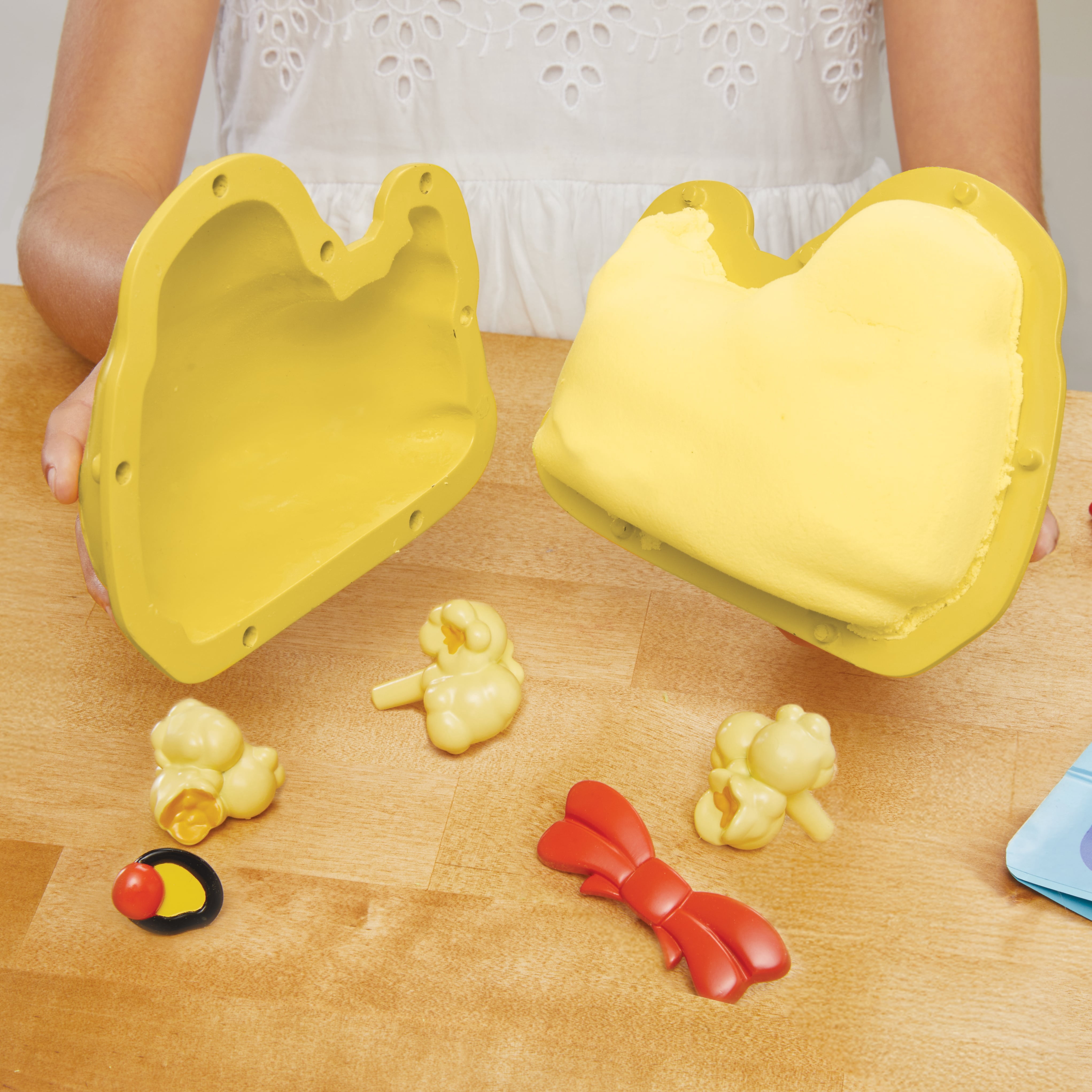 Little Tikes Creative Chefs Bluey Duck Cake Kit, with Make-It Mix Play Sand, Ages 3+