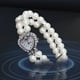 thumbnail image 4 of Reloj de Cuarzo con Forma de Corazón para Mujer | Caja con Rhinestones de Diamante | Pulsera Elástica de Imitación Doble con Perlas | Diseño Elegante y Romántico | Aleación Blanca | Correa de 18cm, 4 of 8