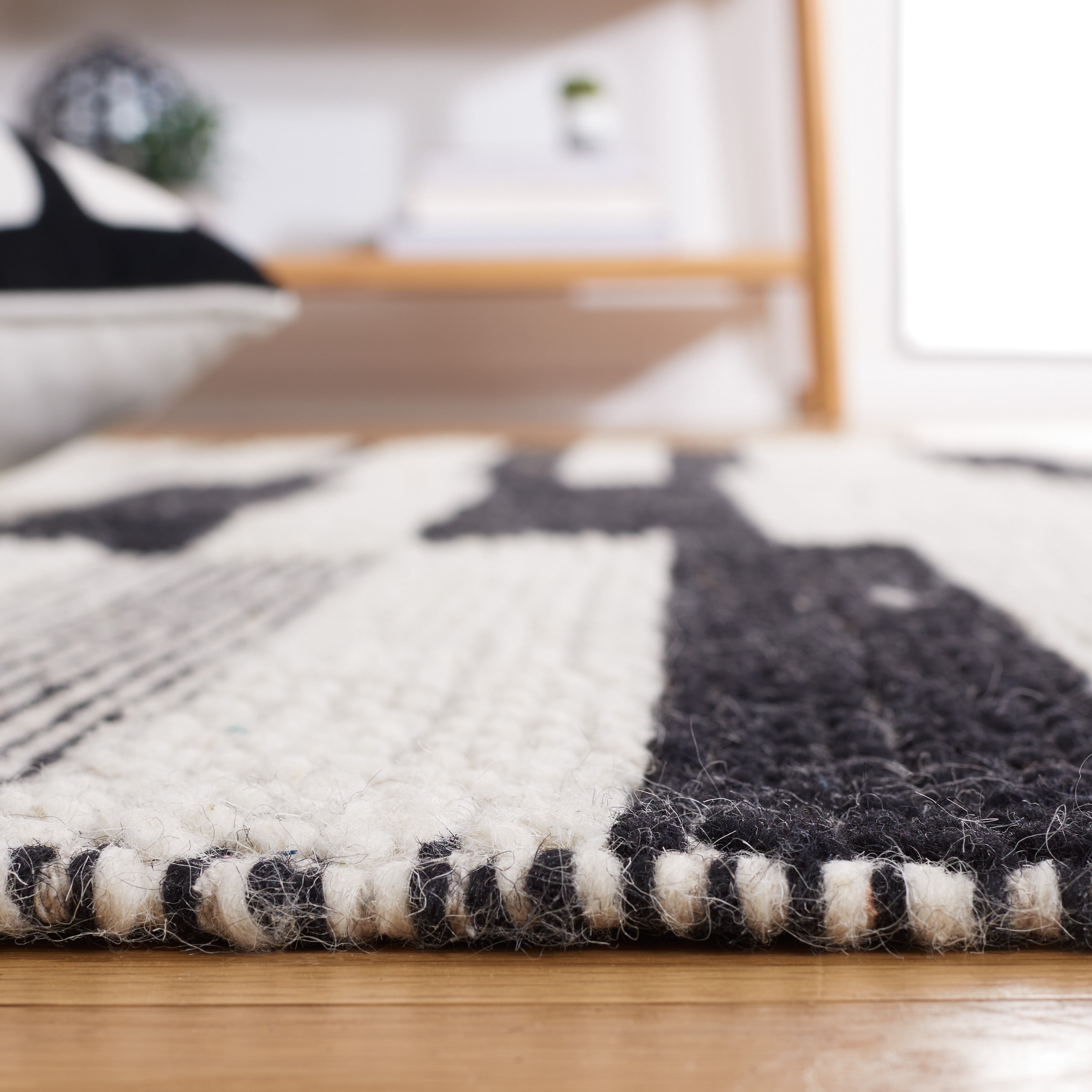 SAFAVIEH Natura Qendro Striped Area Rug, Ivory/Black, 4' x 6'