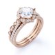 thumbnail image 4 of JeenMata Anillo de Bodas de Tres Piezas de Moissanita de Corte Princesa de 1,5 Quilates Engastado en Oro Rosa de 18 K sobre Plata, 4 of 6