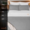 thumbnail image 5 of Dreamlab Edredón Matrimonial Ligero y Juego de Sábanas con Fundas de Almohada Decorativas (7 pzas). Set de Colcha Ligera y Sábanas para Cualquier Temporada. Hipoalergénico. Trébol, Gris Claro / Blanco, 5 of 5