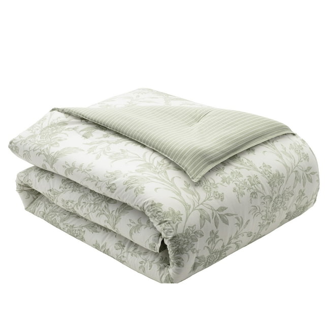 set de edredón laura ashley home natalie sage y blanco roto King, reversible, 100% algodón; edredón doblado 3/4 mostrando patrón floral verde salvia sobre fondo blanco roto y reverso a rayas salvia; incluye edredón King (92" x 106") y fundas; también suele usarse para añadir una capa decorativa en sofá o banqueta.