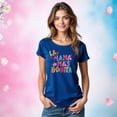 thumbnail image 3 of Playera La Mamá Más Bonita con Estilo Acuarela – Diseño Dulce y Femenino Color Azul Talla Grande Marca Emil SaEs, 3 of 4