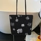 thumbnail image 5 of Bolso de mano de gran capacidad y estilo moderno para mujer, bandolera tipo tote, ideal para desplazamientos y uso diario., 5 of 6