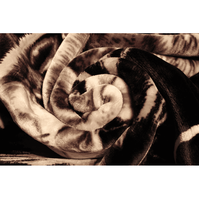 Solaron Wolf Pack King Size Blanket Black