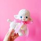 thumbnail image 3 of Peluche de cordero clásico, adorable juguete de peluche de oveja, lazo Showa, oveja, niña, dulce corazón, decoración, regalo decorativo para cumpleaños de niña, 3 of 5