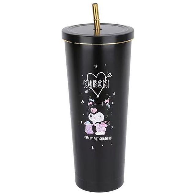 vaso sanrio de acero inoxidable con aislamiento de hello cat, color de alta calidad, con pajita para niños Vista frontal, vaso recto negro de 750 ml con tapa y pajita metálica dorada; dibujo de Kuromi en tonos rosa y lila con texto decorativo en el centro, borde superior con detalle dorado, fondo blanco; ideal para regreso a la escuela y a menudo usado como termo portátil para bebidas.