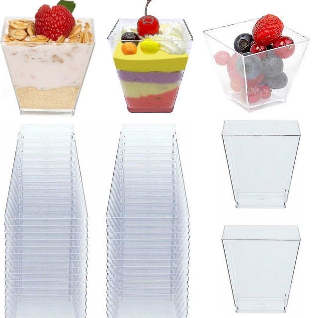 50 vasos transparentes para postre, juego de vasos trapezoidales de plástico grado alimenticio 5 x 5 x 4.5 cm, apilados en columnas y mostrados con mousse, gelatina y frutas en primer plano; adecuados como recipientes desechables para porciones individuales.