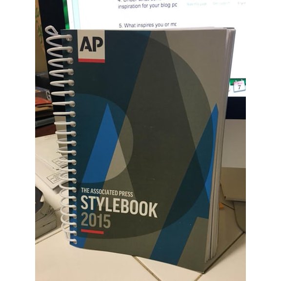Pre-Owned ASSOC.PR.STYLEBOOK+BRIEFING ON...2015 [Textbook Binding] ASSOC.PRESS (Unknown) 0917360613 9780917360619