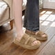 thumbnail image 1 of Zapatos de casa de dos bandas, pantuflas cómodas de felpa peluda para dormitorio, suaves para mujer, 1 of 9