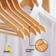 thumbnail image 4 of Ganchos de Madera Premium, Set de 30, con Gancho Giratorio 360° en Acero Inoxidable, Barra Antideslizante, Ideal para Ropa Pesada, 4 of 9