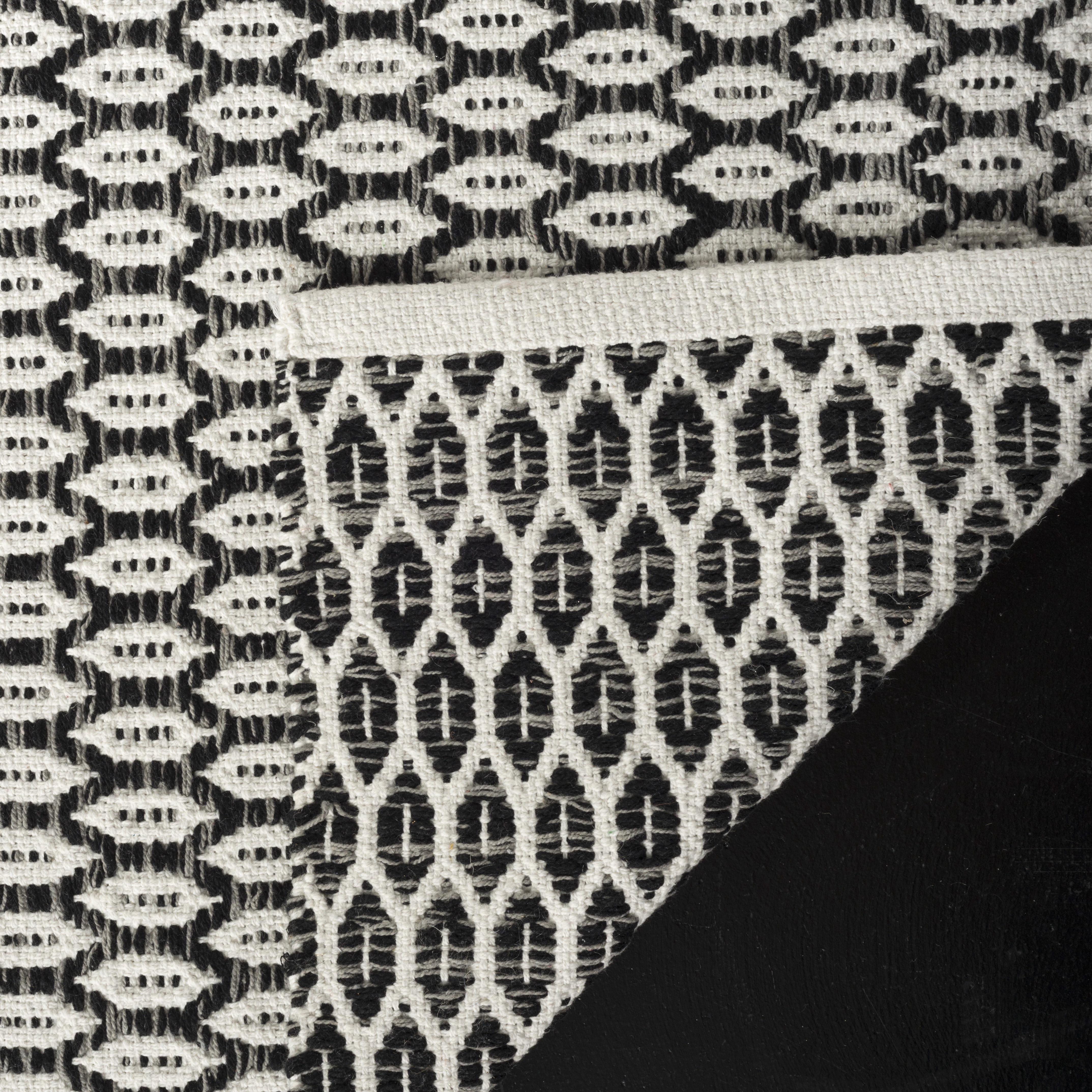 SAFAVIEH Montauk Crystal Geometric Cotton Area Rug, Black/Ivory, 8' x 10'