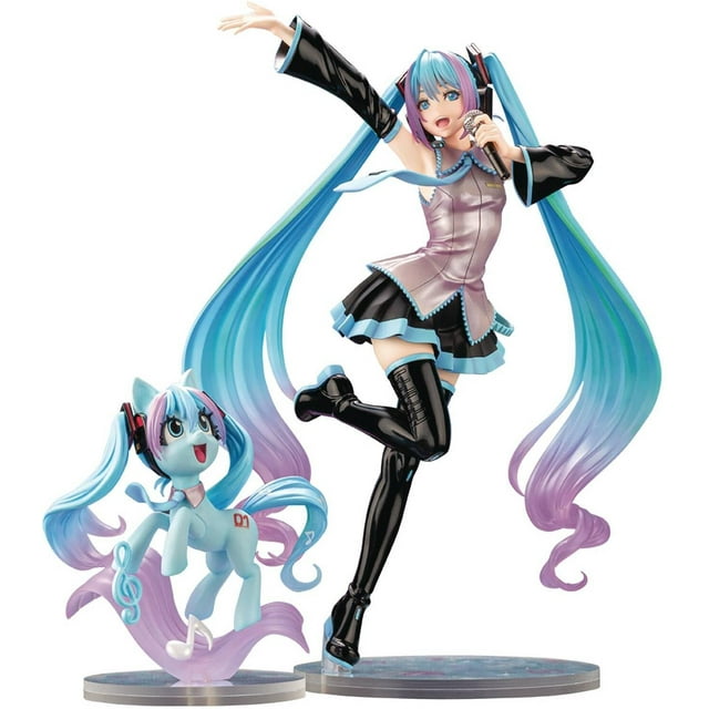 estatua de kotobukiya hatsune miku feat. mi pequeño poni, bishoujo figura multicolor en pose dinámica, vista frontal 3/4; Miku con dobles coletas transparentes en degradado azul a lila, vestido con diferentes texturas pintadas y botas altas negras brillantes sobre base circular; incluye pequeña figura de My Little Pony celeste con crines rizadas lila.