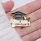 thumbnail image 5 of Pins esmaltados de graduación Gorra de graduación y diploma escolar Pins esmaltados de solapa para estudiantes Broche esmaltado con letra negra para insignias y accesorios, 5 of 7