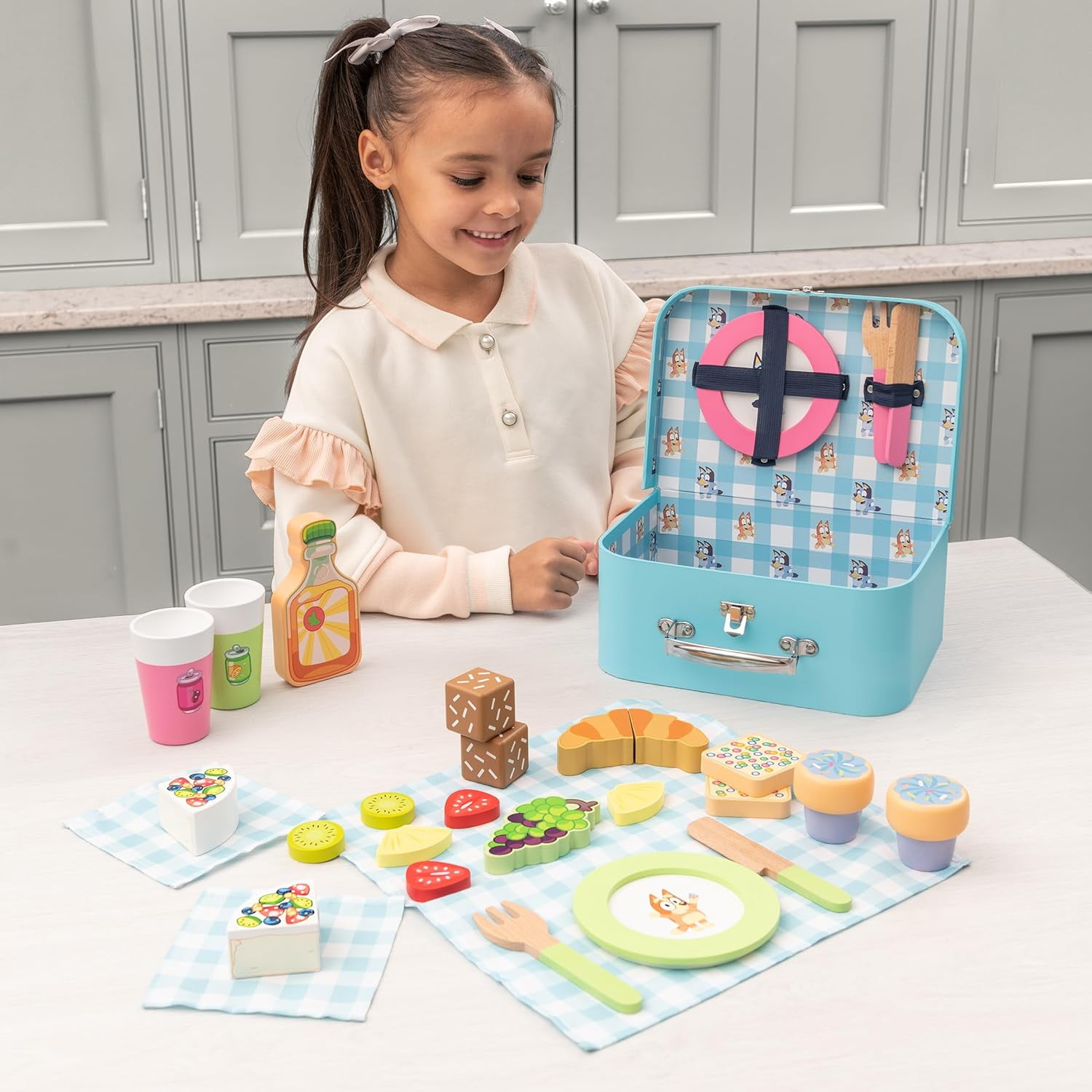 BlueY - Brandclub - Bluey Picnic Basket Set , 30 Piece Wooden