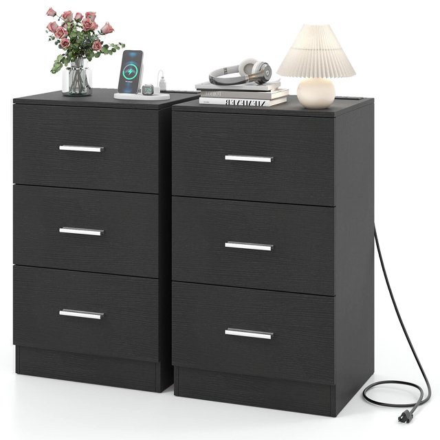 Costway Table de Nuit 2 Pcs avec Station de Recharge avec 3 Tiroirs de Rangement, Illustrée en Bois d'Ingénierie Noir avec Poignées Métalliques Élégantes. Chaque Table de Nuit Comprend une Station de Recharge Intégrée avec 2 Prises CA, 1 port USB et 1 port Type‐C pour une Recharge Pratique de l'Appareil. les Tiroirs Glissent en Douceur sur les Rails Métalliques, et les Dispositifs Anti-Basculement Assurent la Sécurité. le design compact Convient aux Chambres Ou aux Salons, avec un Comptoir Pratique pour les Articles Utilisés Fréquemment. Dimensions : 15 Pouces x 14 Pouces