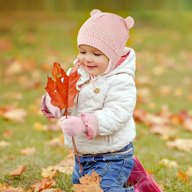 bebé con gorro y guantes de otoño