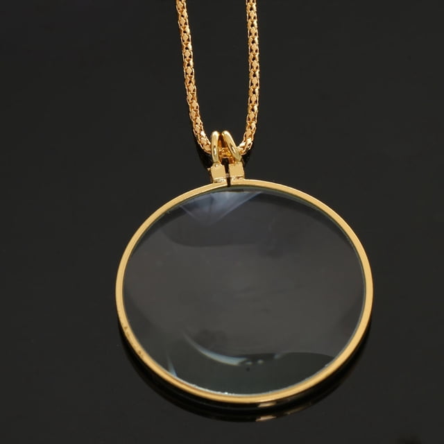 Magnify Glass Reeding Decorative Monocle Necklace 6x Pendant featuring a golden metal chain and a round magnifying glass pendant with a 42mm diameter. The necklace is 90cm in length and designed for decorative and functional use, suitable for hobbyists, stamp collectors, jewelers, readers, and students. Made of metal and glass, this pendant necklace combines style and utility.